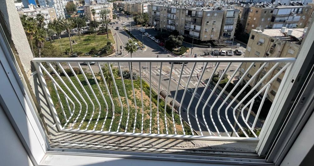 מעקה חדש לחלון